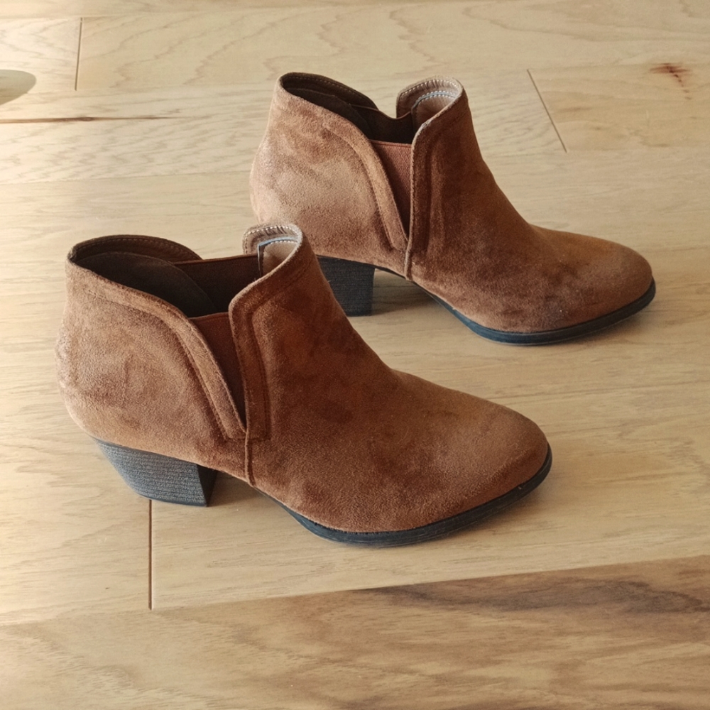 Women's Pierre Dumas Brown Faux Suede Ankle Booties - Size 8.5